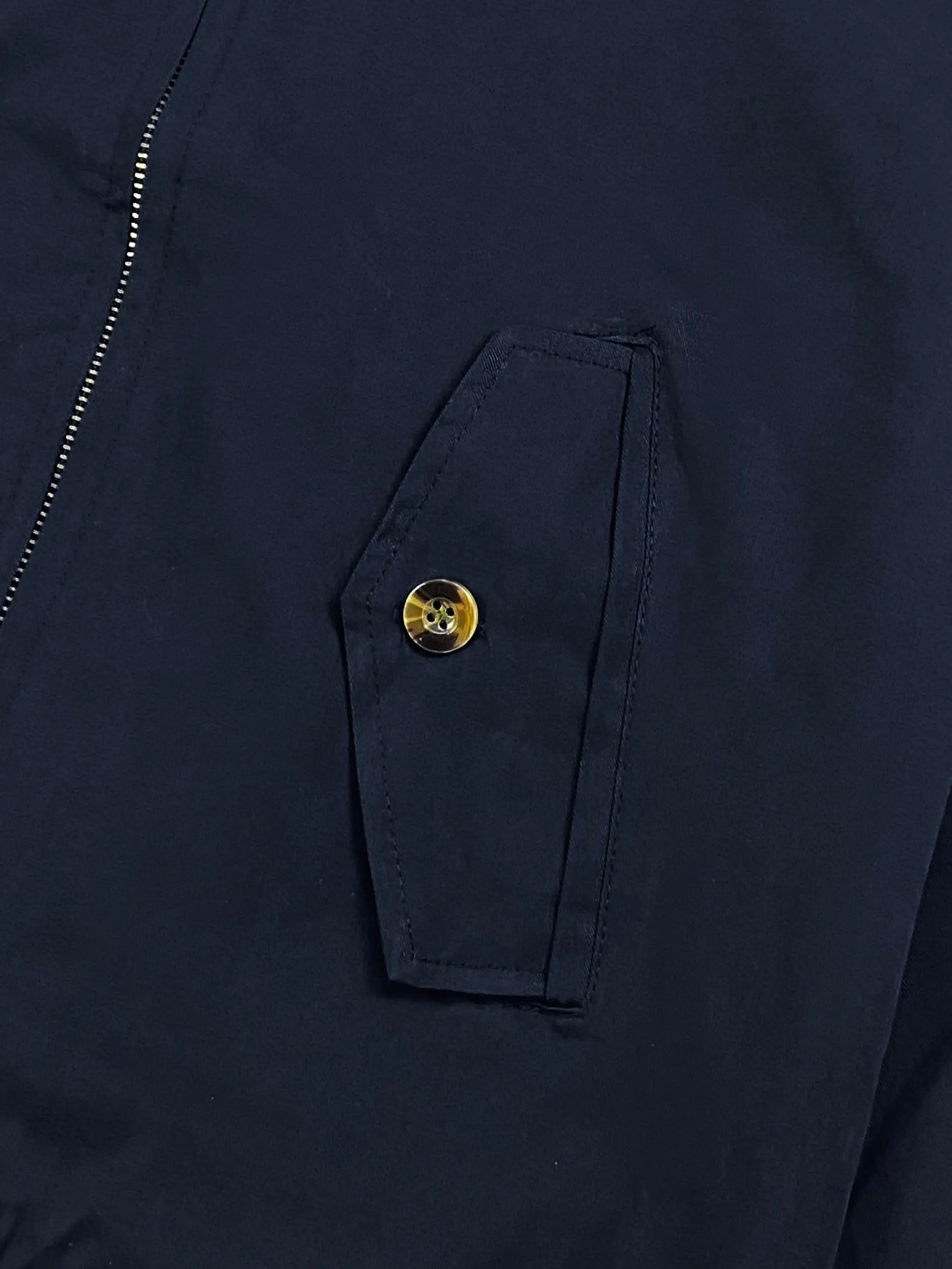 P306 💰Ralph Lauren/Ralph Lauren American vintage classic lapel old cadre retro jacket. Classic design. Timeless classic. The cotton fabric is thick and wide, showing a sense of vintage. The collar and cuffs are decorated with colorful plaid. It looks good on both men and women. Wear it as comfortable as you want. It focuses on relaxed retro YYDS. One piece for both men and women. An indispensable piece for autumn and winter. The most popular jacket at the moment. One hundred percent cotton twill is thick and thick, ⚠️correctly spaced red and green plaid lining, imported high-density embroidery. The Harrington jacket has a loose fit, is short and fat, and is super versatile. It is a clean fit and is suitable for both men and women. Color: Khaki Navy Black Size: M-XXL Size Length Bust Sleeve Length Shoulder Width M 67 110 61 L 68 114 62 XL 70 118 63 2XL 72 122 64